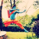 Ruhi Chaturvedi Instagram - वैसे ये काम तो हमें रोज़ करना चाहिए पर क्योंकि आज दशहरा हैं और ख़ास दिन हैं,,, इसलिए आज तो बनता ही हैं ।।। तो चलो आज हम अपने अंदर के उस रावण को ख़त्म करे जो अहंकार से भरा हैं ,,, जो बात -बात पर ग़ुस्सा करता हैं ,,, अपनी ताक़त का ग़लत इस्तेमाल करता हैं,,, जो स्वयं को हमेशा बड़ा और दूसरों को छोटा समझता हैं ।।। आज हमें उस रावण को ख़त्म करना हैं जो अपने अंदर के सत्यपुरुष के होने को नहीं मानता ।।। सही हमेशा रहा हैं और सदैव रहेगा ।।। रावण कल भी मरा था और आज भी मरेगा ।।। आप सभी को बुराई पर अच्छाई की जीत के इस दिवस की हार्दिक शुभकामनाएँ ।। . . Written by @shivendraa_om_saainiyol . . . #happydussehra #letskilltheevilinus
