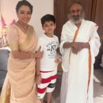 Rupali Ganguly Instagram - “The magic is that, a person who wants nothing will receive everything “ Blessed and Humbled to be in the presence of Gurudev Sri Sri Ravi Shankar 🙏🏻🙏🏻 @artofliving @srisriravishankar @neetumahaveerjain and #mahaveerjain thank you for giving me the opportunity to meet him🙏🏻🙏🏻 @kaushal_j thank you 🤗 #gratitude #blessed #srisriravishankar #blessed #rupaliganguly #anupamaa #love #light #monday #rudranshverma #instagood #lategram #jaimatadi #jaimahakal @vivek.jain.1213 @directorskutproduction