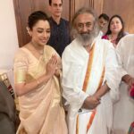 Rupali Ganguly Instagram - “The magic is that, a person who wants nothing will receive everything “ Blessed and Humbled to be in the presence of Gurudev Sri Sri Ravi Shankar 🙏🏻🙏🏻 @artofliving @srisriravishankar @neetumahaveerjain and #mahaveerjain thank you for giving me the opportunity to meet him🙏🏻🙏🏻 @kaushal_j thank you 🤗 #gratitude #blessed #srisriravishankar #blessed #rupaliganguly #anupamaa #love #light #monday #rudranshverma #instagood #lategram #jaimatadi #jaimahakal @vivek.jain.1213 @directorskutproduction