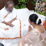 Rupali Ganguly Instagram - “The magic is that, a person who wants nothing will receive everything “ Blessed and Humbled to be in the presence of Gurudev Sri Sri Ravi Shankar 🙏🏻🙏🏻 @artofliving @srisriravishankar @neetumahaveerjain and #mahaveerjain thank you for giving me the opportunity to meet him🙏🏻🙏🏻 @kaushal_j thank you 🤗 #gratitude #blessed #srisriravishankar #blessed #rupaliganguly #anupamaa #love #light #monday #rudranshverma #instagood #lategram #jaimatadi #jaimahakal @vivek.jain.1213 @directorskutproduction