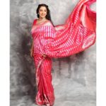 Rupali Ganguly Instagram - ꜱɪx ʏᴀʀᴅꜱ ᴏꜰ ᴘᴜʀᴇ ɢʀᴀᴄᴇ . . . . . . . . . . . . . Look Director : @rajitkumra Stylist : @nehaadhvikmahajan Saree By : @neerusindia Jewellery By : @tikamdasmotiramjewellers Make Up : @jayprakashpal20 #lokmatdigitalcreatorawards #anupamaa #rupaliganguly #jaimatadi #jaimahakal Mumbai, Maharashtra