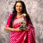 Rupali Ganguly Instagram - Honoured and grateful for this felicitation ..never thought the digital world would become such an important part of my life..and here I am getting recognized for my work in the digital space..this trophy is a tribute to all the housewives creating content and managing their homes at the same time..thank you @lokmat @rishidarda for this beautiful honour..it only gives me more motivation to entertain people via this multifaceted medium.. THANK YOU to the 3 men in my life without whom this honour would not have been possible.. @ashwinkverma #rudranshverma and @rajan.shahi.543 💕 Thank you to #Anupama for giving me a chance to be recognized on these beautiful platforms..and a BIG THANK YOU to my digital family for loving my content which only makes me want to create more and more of it for you guys .. THU THU THU..❤ 🧿🧿🧿 Styled By :- @nehaadhvikmahajan Saree :- @neerusindia Jewelery:- @tikamdasmotiramjewellers #LokmatDigitalCreatorAwards #DigitalCreator #Anupama #actor #blessed #instagood #gratitude #jaimahakal #jaimatadi @brandnbuzz @rajitkumra @jayprakashpal20 Ashwini thank u guys