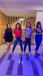 Saba Khan Instagram - Girls gang 

@somikhan_ks @bijalgadamakeovers @poojanawathe18 
.
.
#trend #trendingreels #sabakhan #somikhan #khansisters