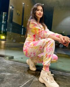 Saba Khan Instagram - The less you give a dam the happier you will be 😘
.
.
Outfit- @sallu_store_ 
.
.
#sabakhan #happiness