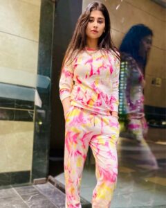 Saba Khan Instagram - The less you give a dam the happier you will be 😘
.
.
Outfit- @sallu_store_ 
.
.
#sabakhan #happiness