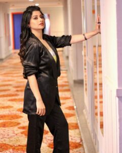 Saba Khan Instagram - If you are searching for that one person that will change your life, take a look in the mirror 🪞 
.
Outfit - @niira_by_as 
.
.
#sabakhan