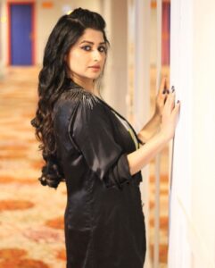 Saba Khan Instagram - If you are searching for that one person that will change your life, take a look in the mirror 🪞 
.
Outfit - @niira_by_as 
.
.
#sabakhan