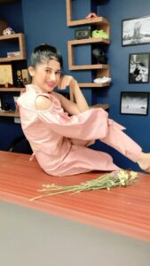 Saba Khan Instagram - Kaun hai wo pardesi 🥰
.
.
.
#instareels #instagramreels #instagramreelsindia #ekpardesimeradillegaya