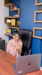 Saba Khan Instagram - Kya aisa gunaah kisi ne kiya hai aapke sath 😢
.
@somikhan_ks 
.
.
@zeemusiccompany @umarriazz91 @radiance_entertainmentofficial @musical_dipeshagarwal 
.
#gunaahkarde #reelsistagram #reelkarofeelkaro