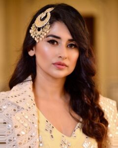 Saba Khan Instagram - Look in the mirror that’s your competition 💗
.
.
.
#sabakhan