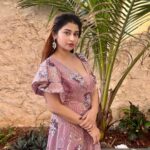 Saba Khan Instagram - Create your own magic 🪄 . . Designer - @the_adhya_designer . #sabakhan #trending
