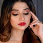 Saba Khan Instagram - Red 🥵 🧿 . . Mua - @makeupbykainatshaikh . . #sabakhan #awardnight #beauty #feelingbeautiful