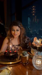 Saba Khan Instagram - Happy birthday 🎂 to me 🎈
.
.
Mua - @makeup_by_batul 
Hair - @hairstylist_yogita_09 
.
#birthday #happybirthday #happybirthdaytome
