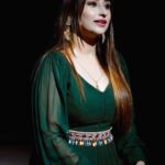 Saba Khan Instagram - DDLJ wala pyar ❤️ . Captured by - @saifcreations Styled by - @nottyaisha . #sabakhan #poetry #shayari #trendingreels