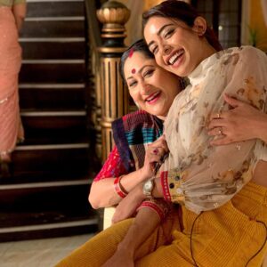 Sana Sayyad Instagram - Miliye humari mummy ji se hum hain inki sonam kapoor ... amma jaisawal humare ghar ki 🥥 hain .. bahar jitni sakht andar se utni hi narm 🥰 dekhna na bhooliye lockdown ki lovestory, mon-sat , 7pm only on @starplus & @disneyplushotstar