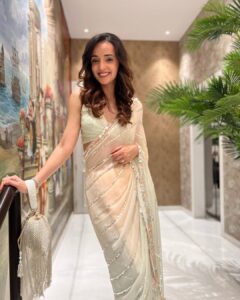 Sanaya Irani Instagram - Eid Mubarak everyone ❤️❤️. Love and happiness always 😃😃.