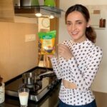 Sanaya Irani Instagram – A healthy lifestyle involves a mix of both workout and balanced diet. Haldi milk is my go to drink right after my morning yoga workout. For that I only prefer @tata.sampann Haldi.
 
It has all its natural oils intact providing me the nourishment to kickstart my day on a healthy note.
 
#Naturaloils #TataSampann #PlantBased #IndianThali #NatureIntended
  #collaboration