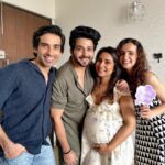 Sanaya Irani Instagram - Celebrating these cuties @vinnyaroradhoopar @dheerajdhoopar and the cutie on it’s way 👶 ❤️❤️. @iridhidogra @hegdeg @iakshaydogra @sakshi0801 @itsmohitsehgal #pahsmeen