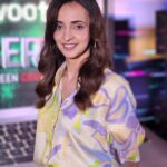 Sanaya Irani Instagram - Happy and grateful me for the love #cybervaar has received 😊😊. Don’t forget to watch 2 new episodes today only on @voot and keep the love pouring in ❤️. Make up @sachinmakeupartist1 Hair @jayshreethakkarhairartist