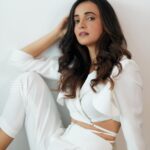 Sanaya Irani Instagram - Hello there September 😊😊 Clicked by @ayushdas Make up @malcolm_m_fernandes Hair @shab_qureshi786 Styling @nakhrevakhre Asst stylist @fusionandfashion07 Outfit @white_by_dinaaz
