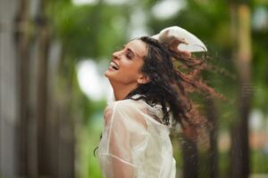 Sanaya Irani Instagram - Just be Happy and a reason will come along 😀😀 #sundaycheer 
Clicked by @ayushdas 
Make up @malcolm_m_fernandes 
Hair @shab_qureshi786 
Styling @nakhrevakhre 
Asst stylist @fusionandfashion07