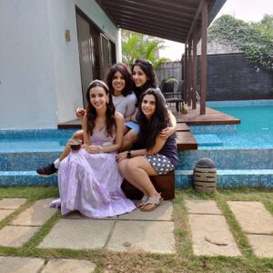 Sanaya Irani Instagram - Happy faces make a happy new year 😀😀😀. #mygirls #2021 @zeeniawadia @sakshi0801 #pashmeen.
