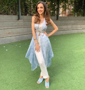 Sanaya Irani Instagram - A little bit of sunshine ☀️ on this cold December morning 😀😀. 
Outfit @siyonabyankurita @dinky_nirh