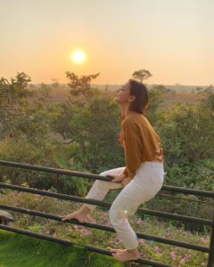 Sanaya Irani Instagram - This is how I want to spend every weekend... in the midst of nature 😍😍. Happy weekend everyone just breathe 😊😊😊.
📸 @itsmohitsehgal