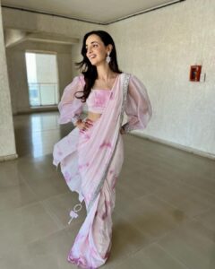 Sanaya Irani Instagram - Feeling pretty in pink for YAAR KI SHAADI 😊😊🥳😌. #dalniktake2 ❤️