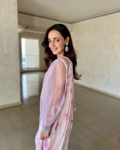 Sanaya Irani Instagram - Feeling pretty in pink for YAAR KI SHAADI 😊😊🥳😌. #dalniktake2 ❤️