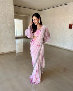 Sanaya Irani Instagram - Feeling pretty in pink for YAAR KI SHAADI 😊😊🥳😌. #dalniktake2 ❤️