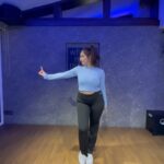 Sanaya Pithawalla Instagram - I’m on the low… Attempted a completely insane choreography after ages!!! Thank you for this @yasshkadamm ❤️ this is not at all my style but I had so so much fun doing it 🥰 Back to dancing and lovin it 😁 Thanks for recording this @shanayamakani ❤️