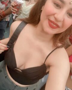 Sanaya Pithawalla Instagram - 29.1.2023 , this day will always be remembered 🤌🏼
Dreamt of this day and it finally came true 🥺got to see my favourite band perform live in my city ❤️
The band that has been always on the top of my playlist ! 
#ciggarettesaftersex you were nothing less than a beautiful dream 😍