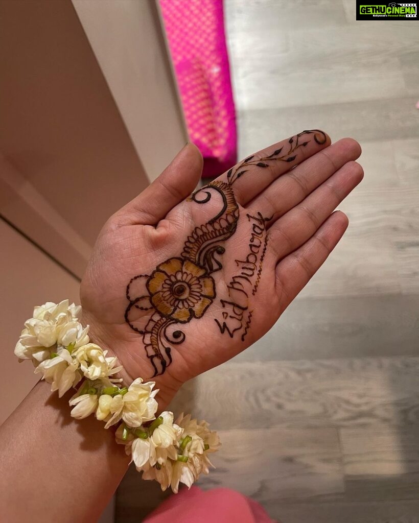 Sanaya Pithawalla Instagram - Eid Mubarak everyone 🌙💫✨ May this eid bring loads of love , happiness and prosperity in all your lives ♥️ Wearing @aadews__ PR @maverick.communication01