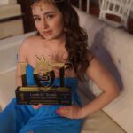 Sanaya Pithawalla Instagram - So this just happened last night 🏆 Won an award for my performance in the show , The great Indian dysfunctional family ❤️ The show that I was so sceptical to take on first but made me step out of my comfort zone completely and play an absolutely opposite character ! I remember I had cold feet initially and almost backed out but looking at the confidence the team had in me to play the part I gave it a shot and I couldn’t be happier today!! It will always be a show that remains so close to my heart!! Learnt so much on it ! Thanks to @tansworld @payaliyaa_s @ektarkapoor @altbalaji @hereishowweding for believing in me !! Love you guys 🤗 Team Outfit @thegreyarea_official Make up @meenalvidhani Hair @makeupdiarybyrk Shot by @iam_rajinamdar PR @foryoupublicrelations