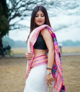 Sandipta Sen Instagram - "O.. aakash, o.. palash rashi rashi
Ektu sobuje chokh muchiye de…
Ghor chhara manusher mone.."

📸@myself_suvam

#sareelove
#saree #bengaliactress #sandiptasen #naturelover #instapic