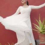 Sandipta Sen Instagram - Megher Palok🤍☁️ 🎥@myself_suvam 👗 @rabhisek #feelkaroreelkaro #feelitreelit #instareels #reelsindia #reels #bengaliactress #bengalisong #explorepage #dancereels