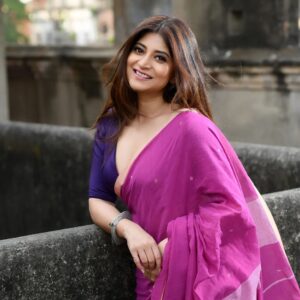 Sandipta Sen Instagram - "Chhoto chhoto din alaape rongin Nurir moton.."

📸 @sarkardebarshi19
💄@makeup_abhijithchanda
Styling:@neelsaha_styled_by_blue 
🥻@gulmohar_calcutta

#instapost #instagood #instadaily #instalike #bengaliactress #saree #sareelook #bengalilook #sandiptasen