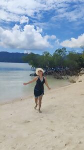Sandipta Sen Instagram - 90's kid..full filmy🤪
#nostalgia 
#bollywoodsongs 
#kahonapyarhai
#trendingsongs #feelkaroreelkaro #feelitreelit #indiangirlstravel
#trending #trendingreels #reels #reelsinstagram #reelindia #bohol #phillipines #philippines🇵🇭 #bengaliactress #instagood #instareels #instapost #instadaily #instalike #instagram #sandipta #sandiptasen