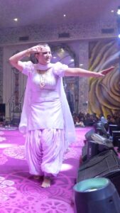 Sapna Choudhary Instagram - Foujan tera fouji raakhe tanne full mauj mei 🇮🇳♥️🕺

@aamin_barodi @directorsahilsandhu 

#haryanviqueen #sapnachaudhary #thankgodforeverything #desiqueen #sapnachoudhary