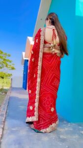 Sapna Choudhary Instagram - चेहरे की #मुस्कान हमारी ओर भी कमाल होती है,
जब लाल सारी पर हमारी “बिन्दी” भी लाल होती है ।

#redsharee #redoutfit #look #lookoftheday #DesiQueen #desidiva #karwachauth #karwachauthlook #festival #season #sapnachaudhary #sapnachoudhary #sapnaharyanvi #positivevibes #positivity #reel #instagram #thankgodforeverything