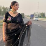 Sapna Choudhary Instagram - ज़िंदगी प्यार का गीत है,इसे हर दिल ❤️ को गाना पड़ेगा ☺️ Wearing 👗 @the_haelli @parhladphagna @iamsukhbirgill @b_paras_official @meenakshi_panchal88 @iamyashbayla @dreamsentertainment99 #sapnachaudhary #sapnachoudhary #sapna #sapnachaudharyharyanvi #sapnaharyanvi #desigirl #desiqueen #trendingreels #treanding #newsong #instagood #instagram #reelkarofeelkaro #reelitfeelit #positivity #positivevibes #thankgodforeverything