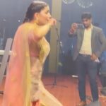 Sapna Choudhary Instagram - ये सब आपका प्यार ही है…जसकी वजह से सपना - सपना चौधरी है… हर साल कुछ फटफटियो से सुनते है अब सपना ख़त्म होग्यी है अब वो बात नही रही…पर ये आपका प्यार ही है जो बात और बडी बना देता है हर बार....कभी तेरी आँखा का काजल, कभी गजबन, कभी तू चीज़ लाजवाब, और कभी चेतक के रूप में…और हाल फ़िलहाल में जब खुद बड़ी बड़ी कम्पनियो के मुँह से ये सुन रही हूँ की youtube इतना down है की जिन सूपरस्टारों का गाना पहले दिन ही 1 crore से खुलता था उनका गाना टोटल 1 crore(10 million) नही कर पा रहा..पर हमारा /आपका गाना #pani_chhalke इन हालातों में भी लगातार कई महीनो से youtube पर trending में है और total 10 crore (100 million) views पार करते हुए 2022 का सबसे बड़ा गाना (without paid promotion) बना है । ये अब आपके प्यार की बदौलत है 🙏🏻..ये अपने आप में मिसाल है , अपने आप में जवाब है अंजाम ना समझिएगा अभी तो ये आग़ाज़ है… #bepositive #ignorenegativity #greatful #desiqueen #sapnachaudhary #thankgodforeverything