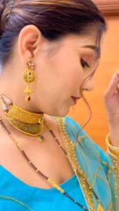 Sapna Choudhary Instagram - किस किस को याद है ये गाना , कोन सी फ़िल्म का है …… 🤔

saree by @ratnavati_collection09 

#reelkrofeelkro #reels #reelsvideo #reel #reelsinstagram #reelitfeelit #90s #song #dance #desi #saree #sapnachaudhary #desiqueen #haryanvi #haryana #workhard #positivevibes #positivity #thankgodforeverything
