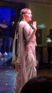 Sapna Choudhary Instagram - ये video मुझे मेरे किसी fan ने भेजी हैं,नाम नही जानती पर शुक्रिया मुझे video बहोत पसंद आई..!
Suit by @ratnavati_collection09 
@desigeet99 

#fanlove #desi #desiqueen #sapnachaudhary #reels #reel #reelitfeelit #reelsinstagram #reelkarofeelkaro #haryana #haryanvi #beingdesi #haryanvisong #workhard #positivity #positivevibes #goat #goals #thankgodforeverything
