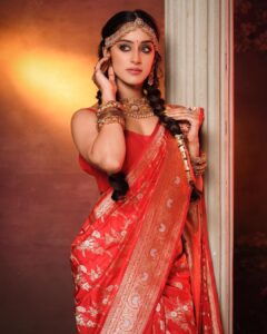 Sargun Kaur Luthra Instagram - NAVRATRI:-
DAY 2 featuring @sargun_kaur.luthra as the Modern Indian Goddess where she represents the color RED♥️
.

Shoot Concept & Designed By:- @nehaadhvikmahajan @bridalsbynam 
.
💄MUA , Hair & Styling :- 
@nehaadhvikmahajan 
.
🥻Saree :- @kankatala_ 
.
💍Jewelery :- @pooja_diamond 
.
Makeup :- @maybelline 
.
Managed By :- @allboutcommunication 
.
🎥:- @abhay_r_kirti 

#sargunkaurluthra 
#makeup #ootd #nehaadhvikmahajan #makeupbyme💄 #nammakeovers #bride #to #be #bridal #look #bridalmakeupartist #destinationweddingmakeupartist #weddingmakeup #hair #hairstyling #nammakeovers #bollywood #television #makeupartist #mumbai #traveller #all #over #the #globe