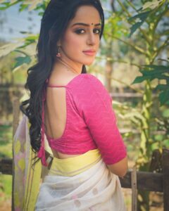 Sargun Kaur Luthra Instagram - Poove Kadhal Pookkum Poove🌼🌼
