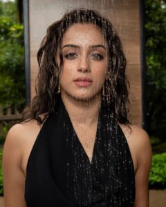 Sargun Kaur Luthra Instagram - Life is short
Make every hair flip count ✨✨😋

Shot by📸 @shotbyrohitdey 
Mnh🎀 @amuthevar 
Stylist @rimadidthat 
Jwellery @goldenbyree