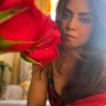 Sayantani Ghosh Instagram - 🌹 ये लाल इश्क, ये मलाल इश्क ये ऐब इश्क, ये बैर इश्क.. . . #mood #instamood #instalike #instalikes #saturday #saturdayvibes #instagood #weekend #weekendvibes #selfie #instagram #instadaily #instaphoto #instalove #instaphoto #saree #sareelove #instapicture #instalovers #instalover #instapic #sareelovers #desigirl #love #diwali #celebration #sayantanighosh 🌹