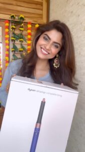 Sayantani Ghosh Instagram - 🌟Getting Ready For Diwali Celebrations with @dyson_india ...
.
Totally loving the updated #dysonairwrap .
✅Longer Barrels
✅No need to change the barrels for curling of different sides 
✅Fly Away Attachment 
✅Styling with Less Heat 
#DysonAirwrap #DysonIndia #freegift